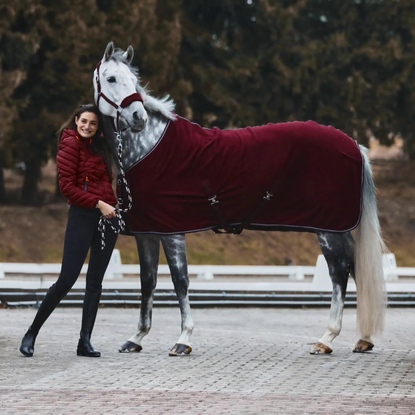 * Kiel Riimu Fleecepehmusteilla Tummanpunainen