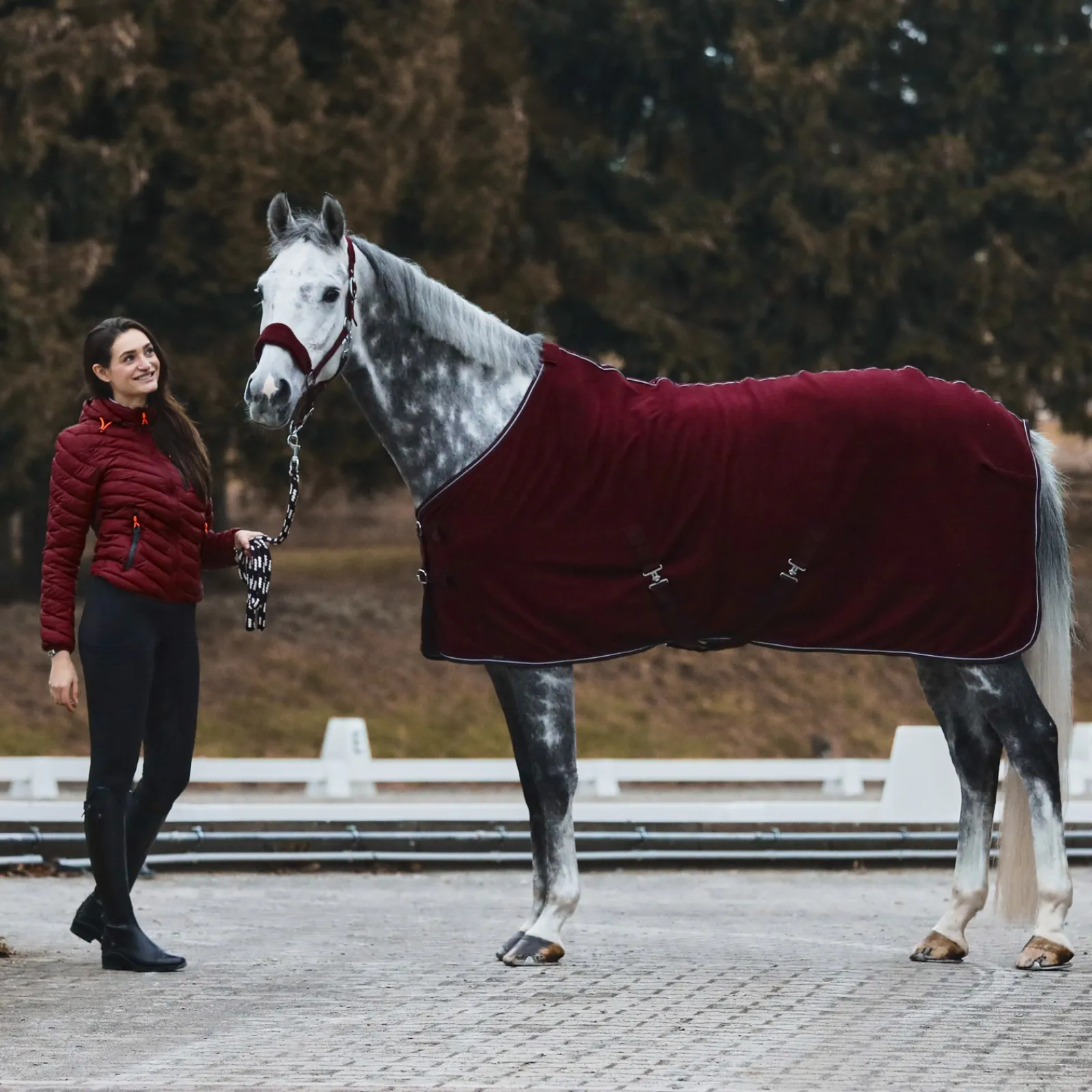 * Kiel Riimu Fleecepehmusteilla Tummanpunainen