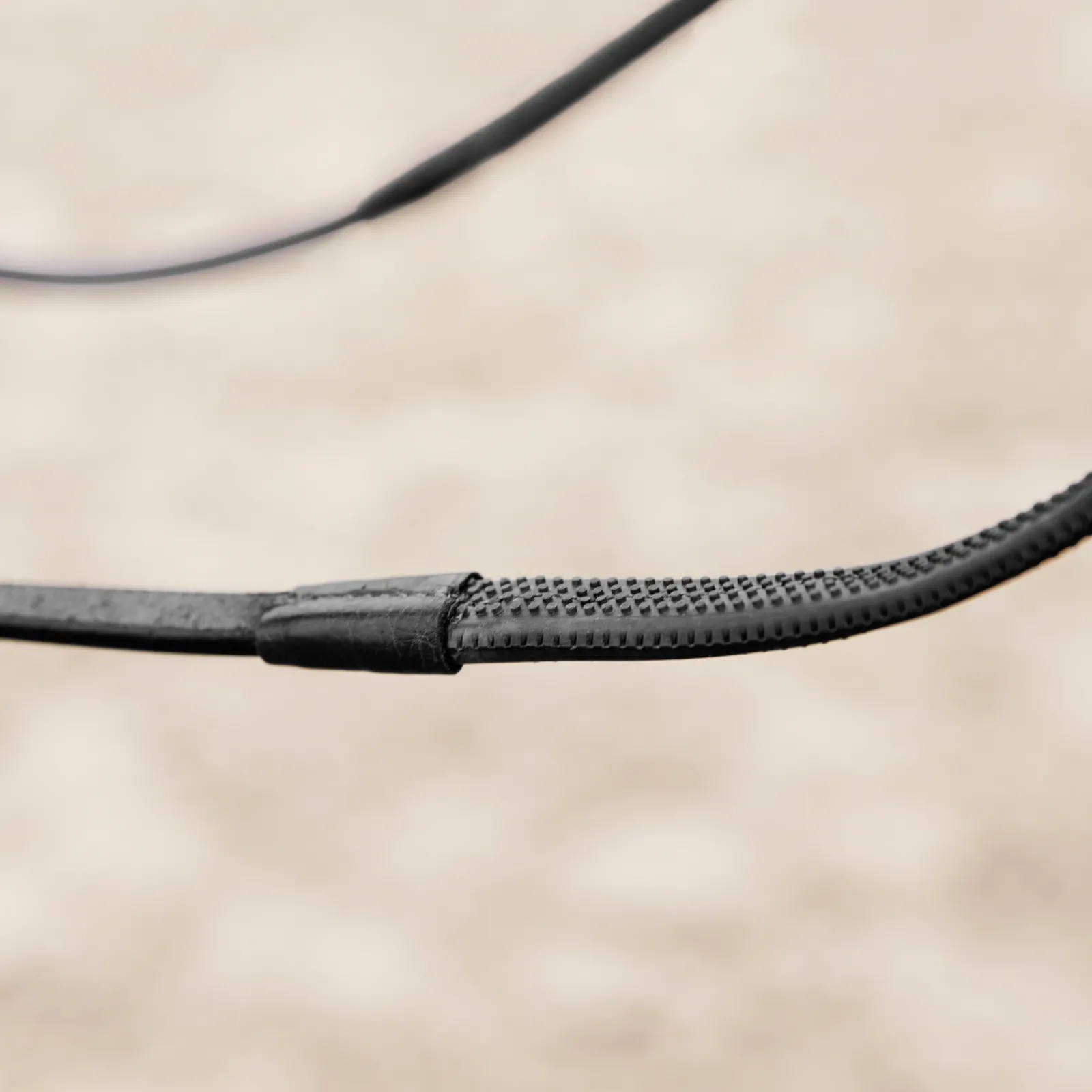 * Pehmeat Kumiohjat Musta